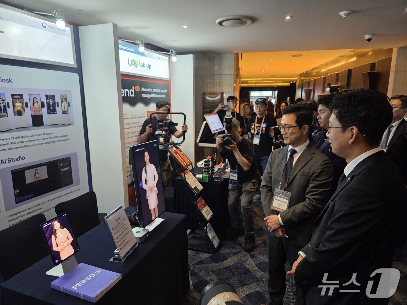 본문 이미지 - 배경훈 과기정통부 장관이 5일 글로벌 디지털·AI 포럼에 앞서 국내외 AI·디지털 기업의 전시회를 둘러보고 있다. 2025.08.05./뉴스1 ⓒNews1 김정현 기자