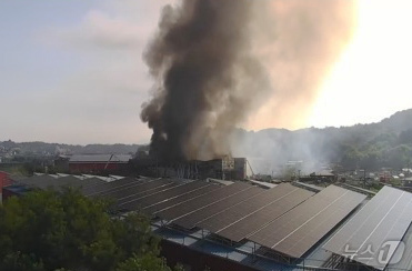 (서울=뉴스1) = 5일 새벽 충남 홍성군에 위치한 김 공장에서 화재가 발생해 소방 당국이 대응 1단계를 발령, 진화 작업중에 있다. (예산국도 CCTV 캡쳐. 재사용 및 DB금지 …