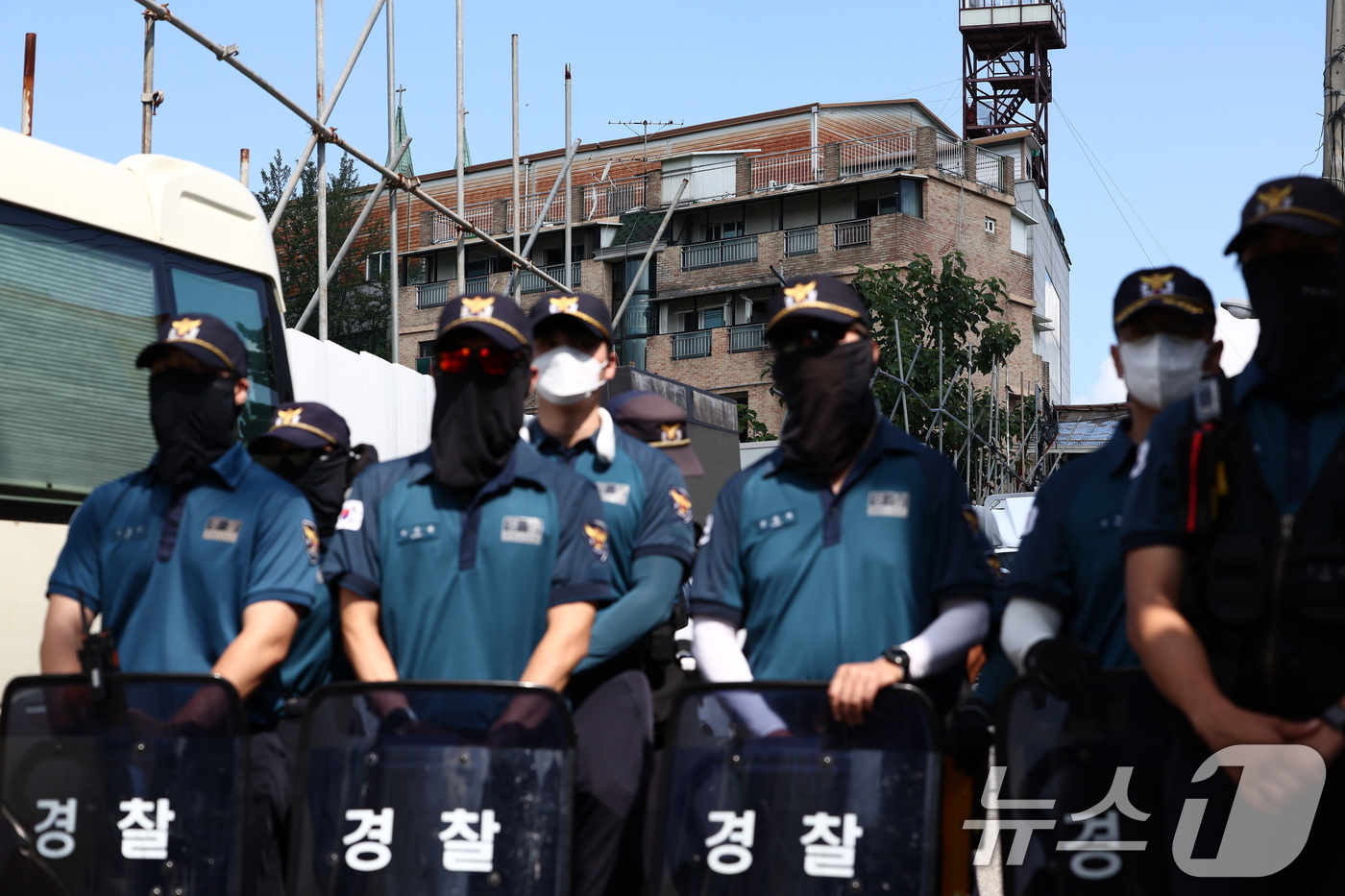 (서울=뉴스1) 김민지 기자 = 경찰이 서울서부지법 폭동 사태 배후로 의심 받는 전광훈 목사와 사랑제일교회에 대한 압수수색을 진행 중인 5일 오전 서울 성북구 사랑제일교회 앞에서 …