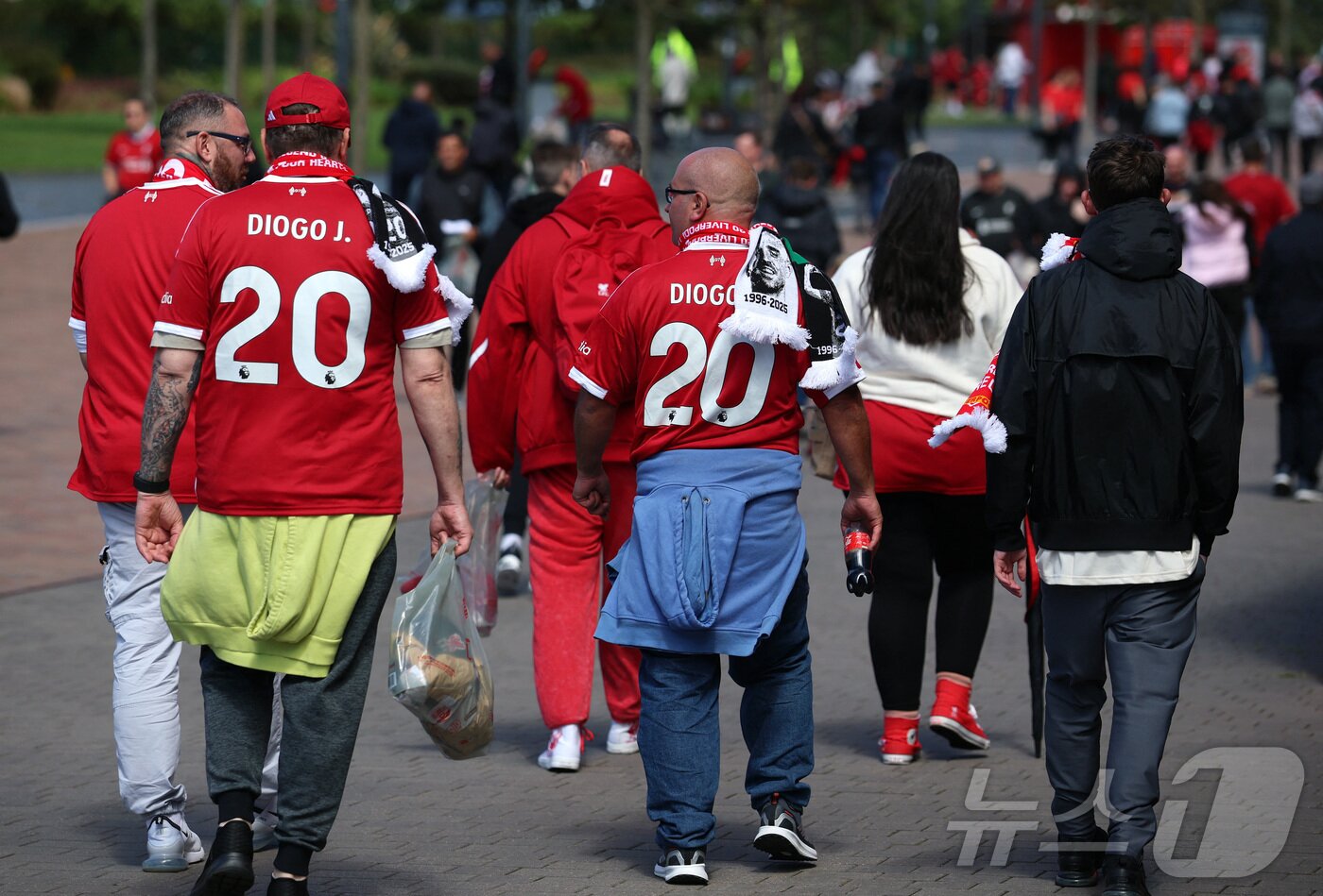 본문 이미지 - 등번호 20번 유니폼을 입고 있는 리버풀 팬들ⓒ 로이터=뉴스1