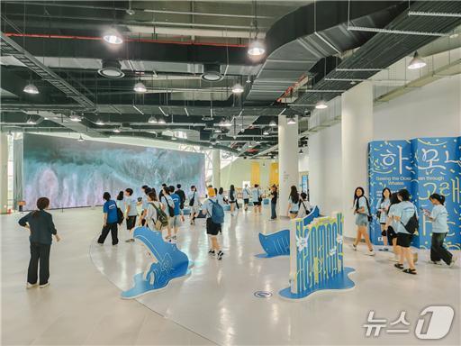 본문 이미지 - 디지털 실감영상 특별전 '하모니'를 관람하고 있는 청소년 관람객들(국립인천해양박물관 제공)