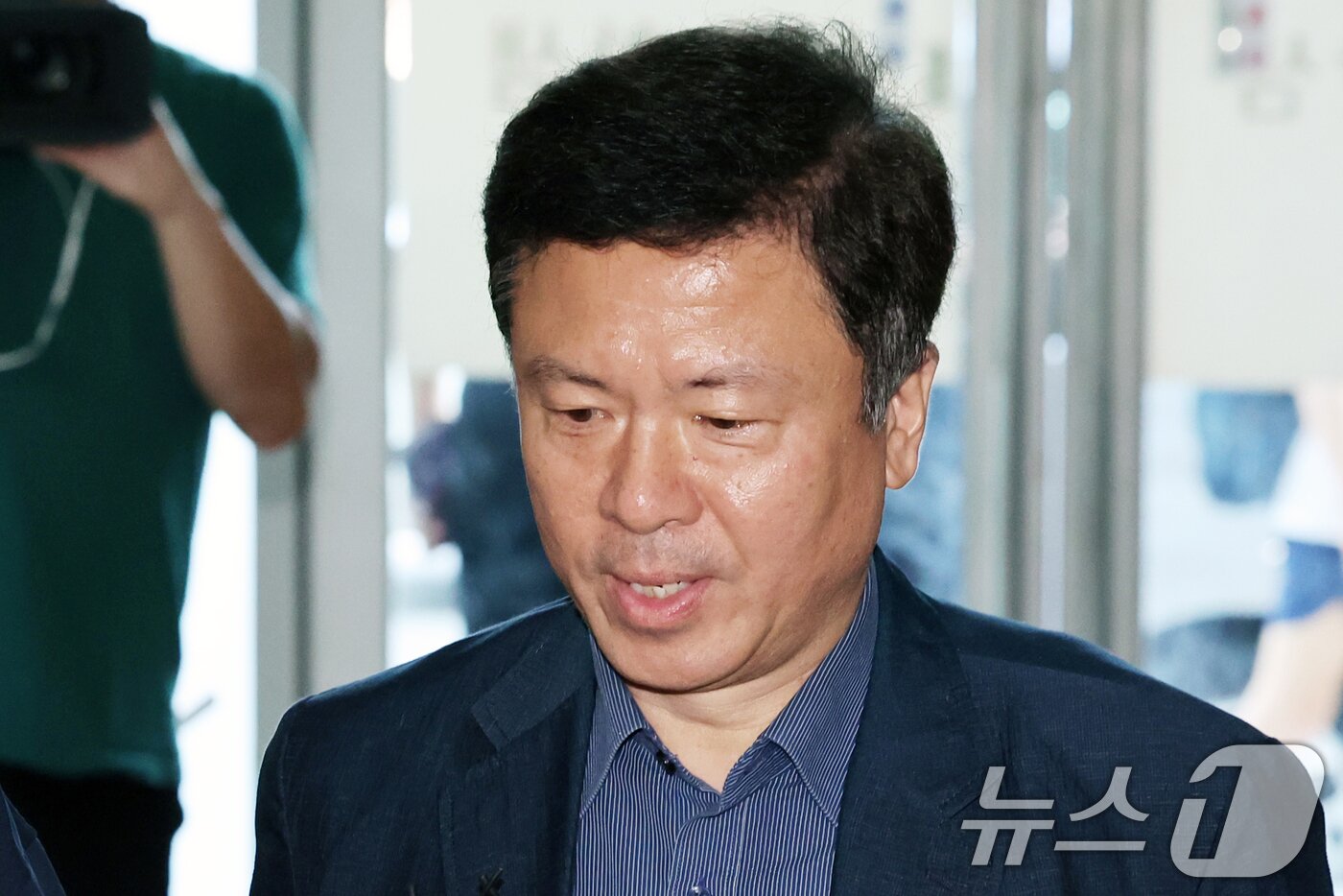 본문 이미지 - 전하규 국방부 대변인이 5일 오전 서울 서초구 순직해병 특검&#40;특별검사 이명현&#41;으로 참고인 조사를 위해 출석하고 있다./뉴스1 ⓒ News1 황기선 기자