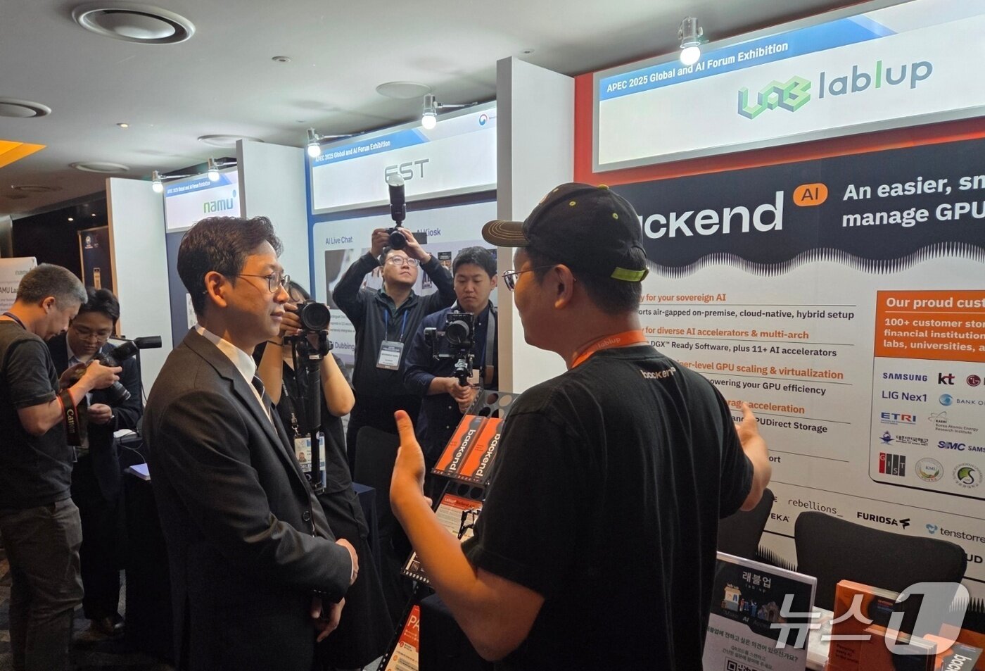 본문 이미지 - 배경훈 과기정통부 장관이 5일 APEC 글로벌 디지털AI 포럼에 앞서 국내외 디지털·AI 기업의 부스를 둘러보고 있다. 2025.08.05/뉴스1 ⓒNews1 김정현 기자