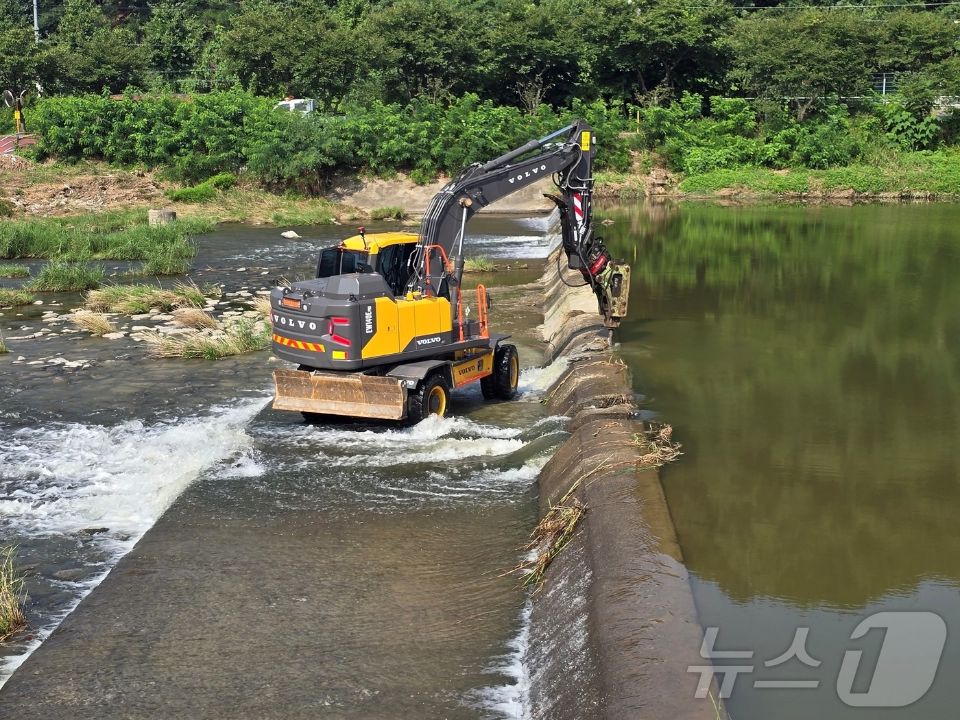 (증평=뉴스1) 이성기 기자 = 5일 오전 충북 증평군 도안면 화성6리 화성보 수먄 아래 지하에 묻혀 있는 송수관로가 파손돼 한국사자원공사와 증평군이 굴착기를 긴급 투입해 보 해체 …