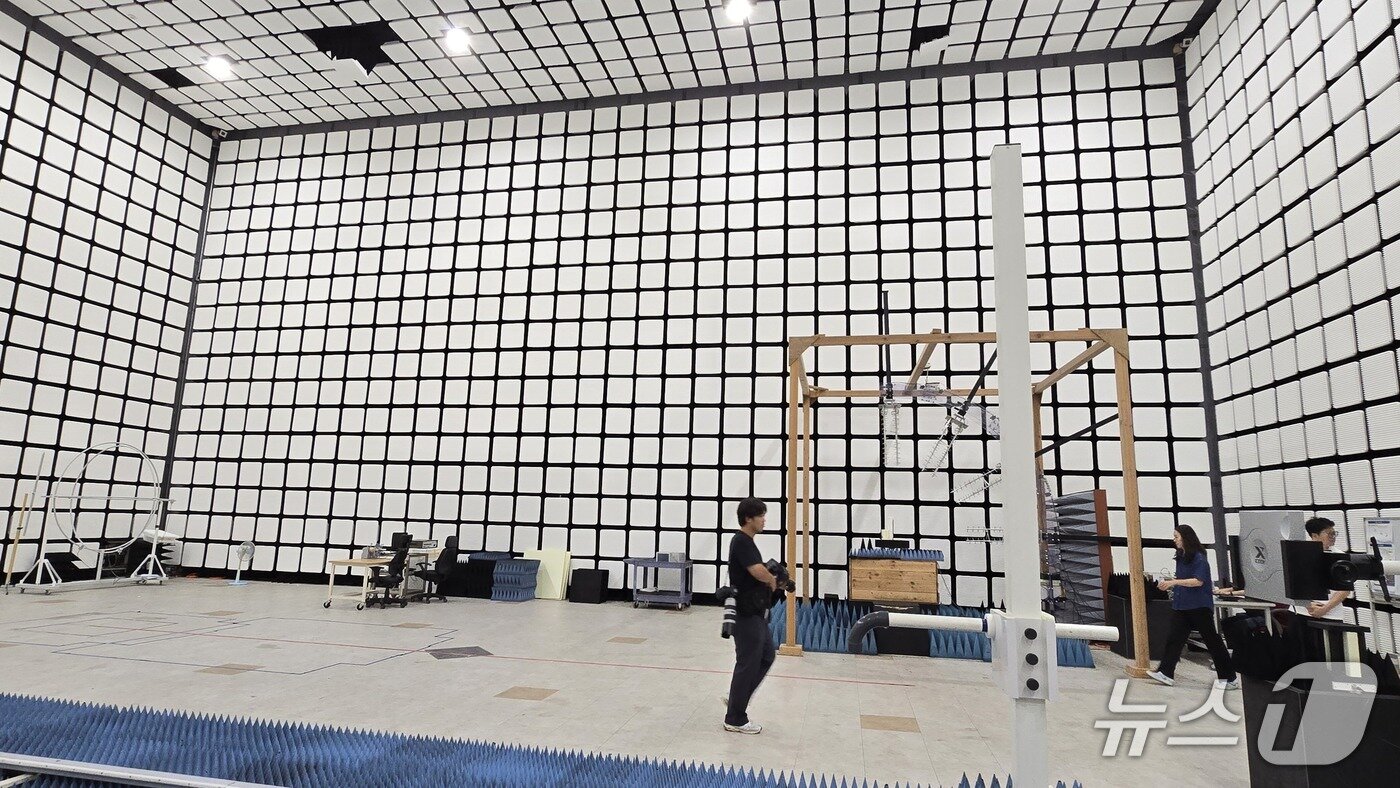 본문 이미지 - 6286.5㎥(25.4x22.5x11m) 크기의 대형 전자파 차폐 챔버./뉴스1 ⓒNews1 윤주영 기자