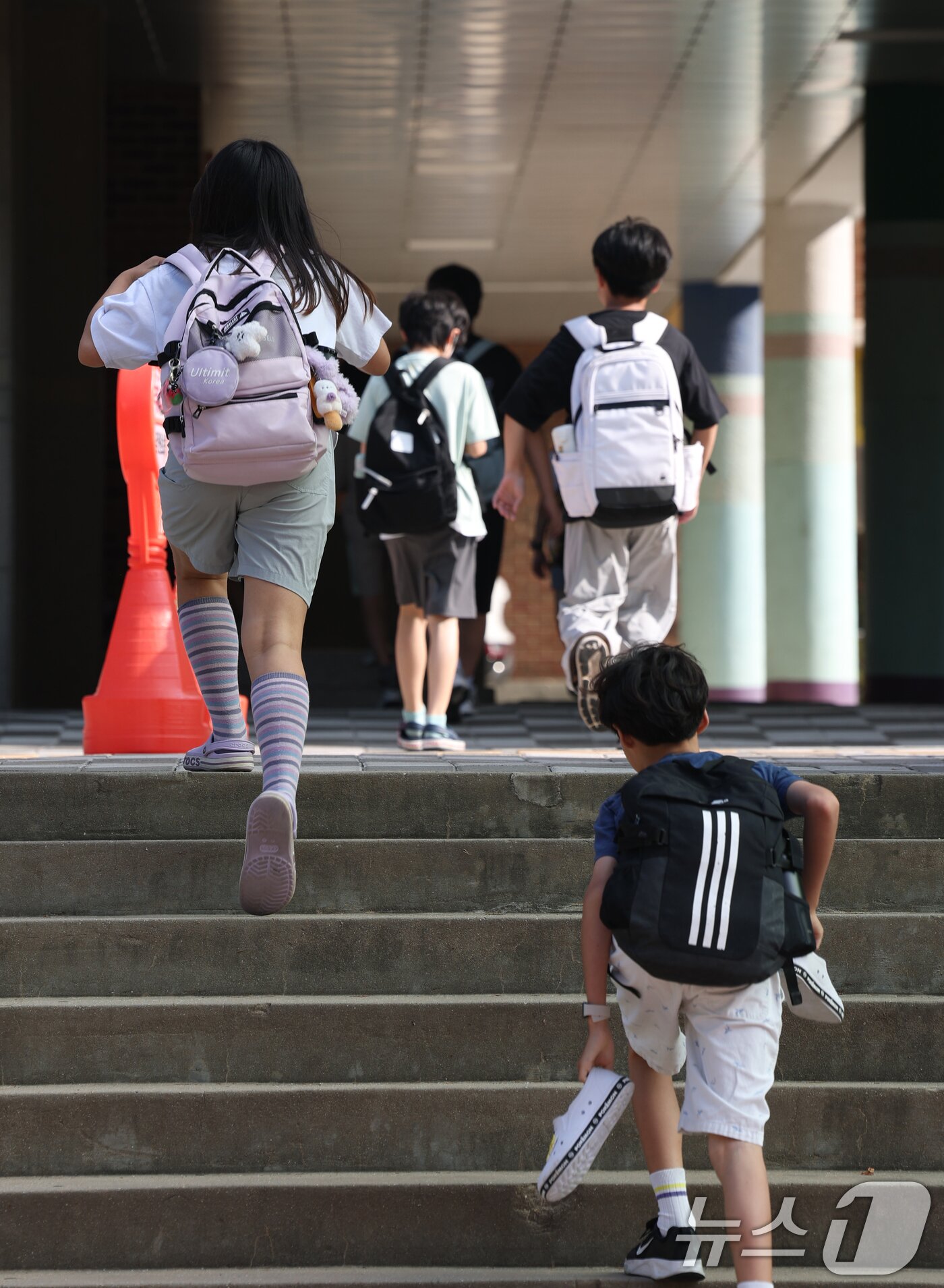 본문 이미지 - 5일 오전 여름방학을 마치고 개학한 경기 수원시 영통구 잠원초등학교에서 학생들이 인사를 나누고 있다. 2025.8.5/뉴스1 ⓒ News1 김영운 기자