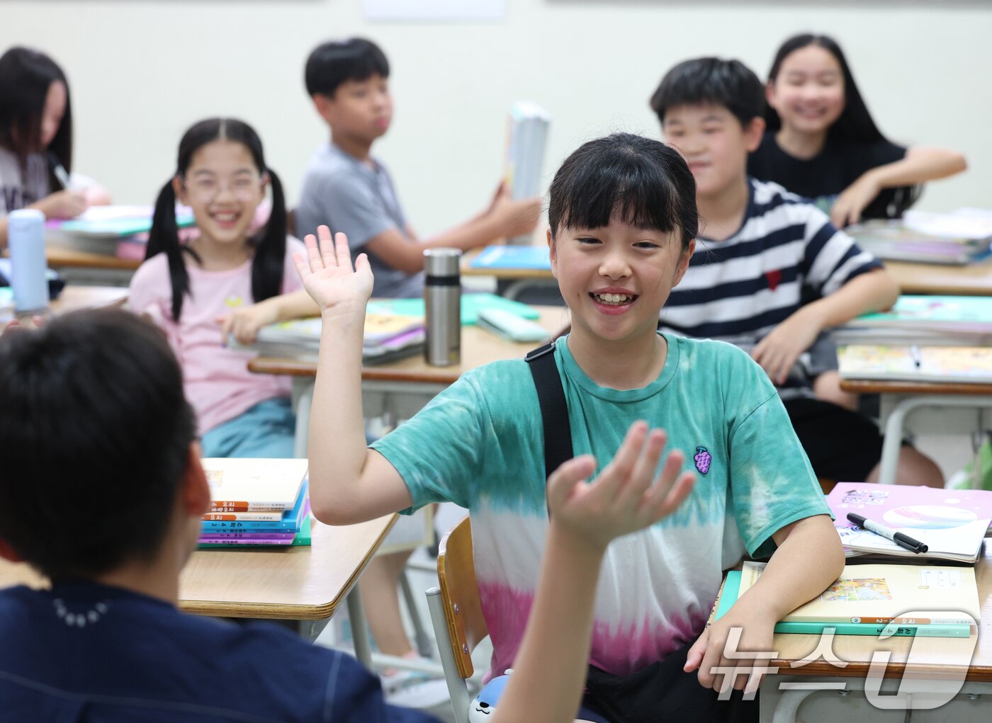 본문 이미지 - 5일 오전 여름방학을 마치고 개학한 경기 수원시 영통구 잠원초등학교에서 학생들이 인사를 나누고 있다. 2025.8.5/뉴스1 ⓒ News1 김영운 기자