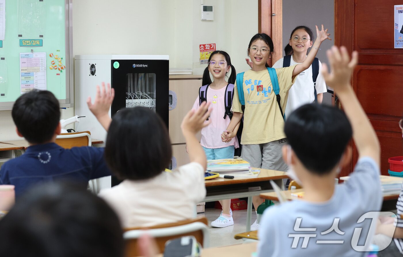 본문 이미지 - 5일 오전 여름방학을 마치고 개학한 경기 수원시 영통구 잠원초등학교에서 학생들이 등교하고 있다. 2025.8.5/뉴스1 ⓒ News1 김영운 기자