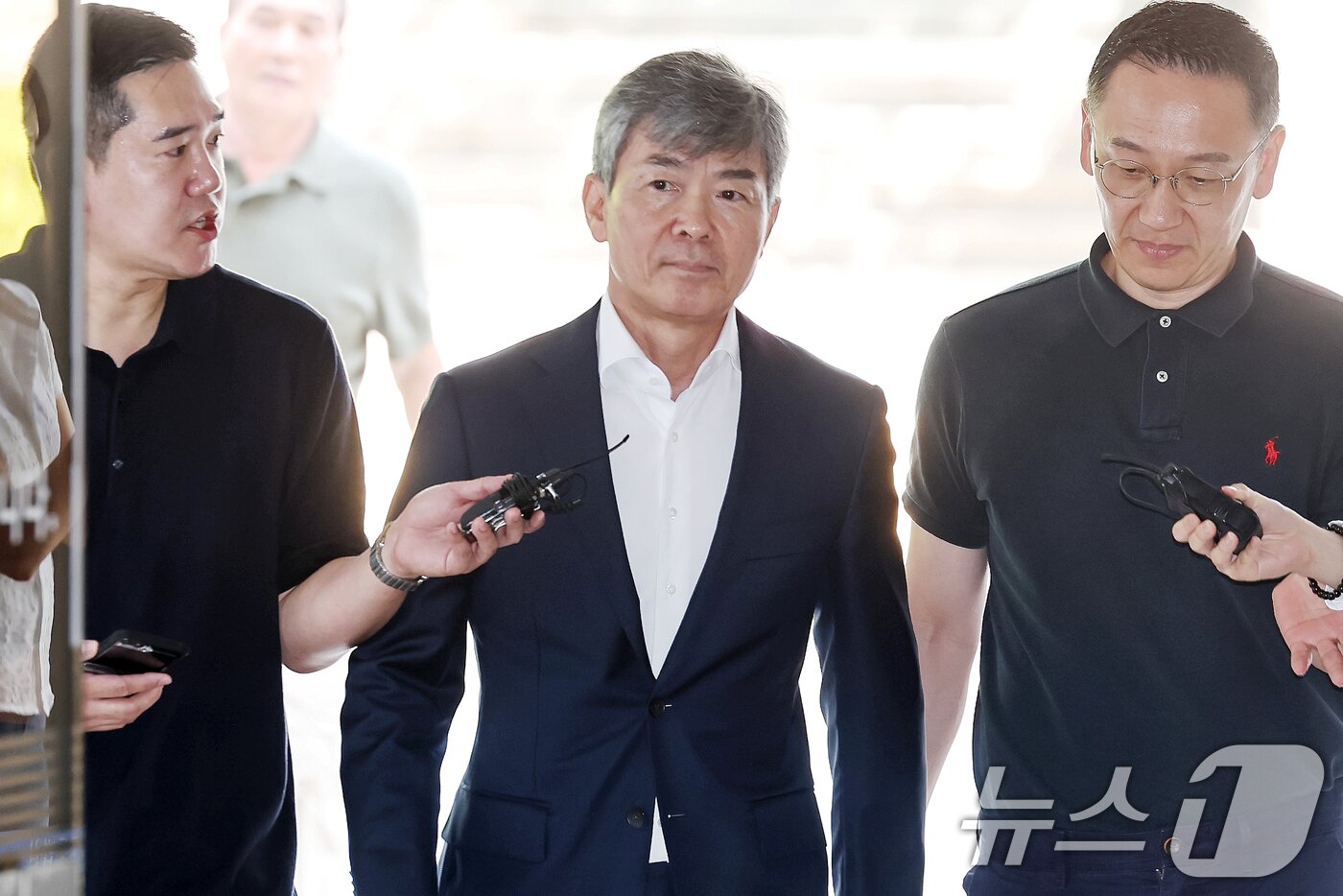 본문 이미지 - &#39;도이치모터스 주가조작 사건&#39; 당시 김건희 여사의 계좌를 관리한 것으로 알려진 이종호 전 블랙펄인베스트 대표&#40;가운데&#41;. 2025.8.5/뉴스1 ⓒ News1 민경석 기자