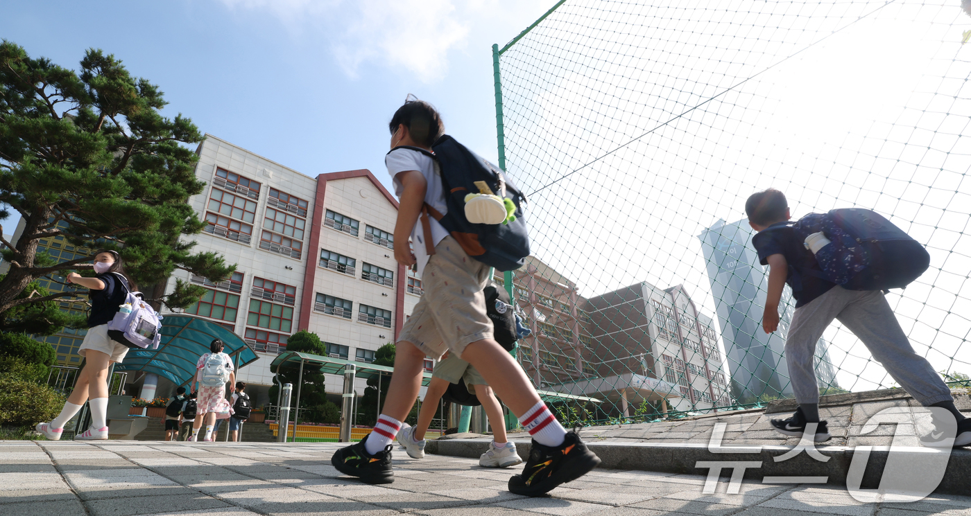 (수원=뉴스1) 김영운 기자 = 5일 오전 여름방학을 마치고 개학한 경기 수원시 영통구 잠원초등학교에서 학생들이 등교하고 있다. 2025.8.5/뉴스1