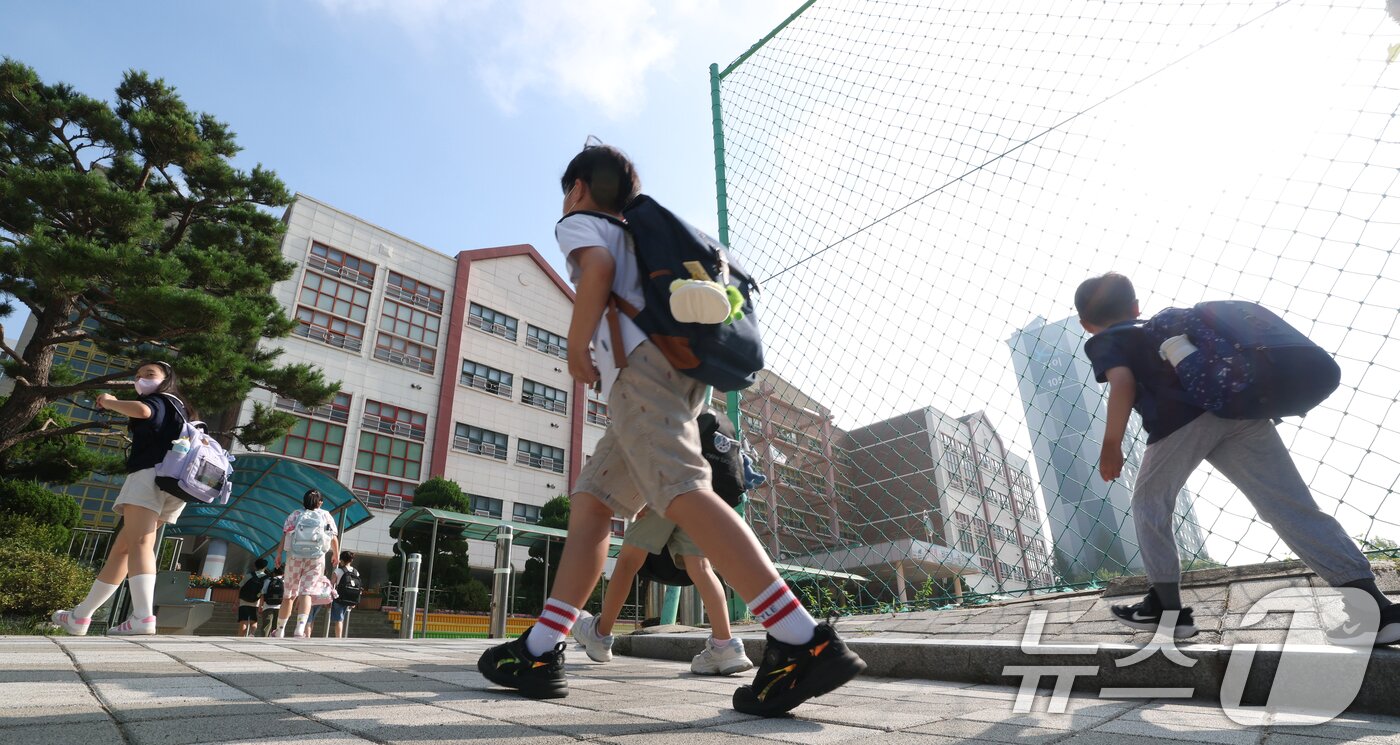본문 이미지 - 5일 오전 여름방학을 마치고 개학한 경기 수원시 영통구 잠원초등학교에서 학생들이 등교하고 있다. 2025.8.5/뉴스1 ⓒ News1 김영운 기자