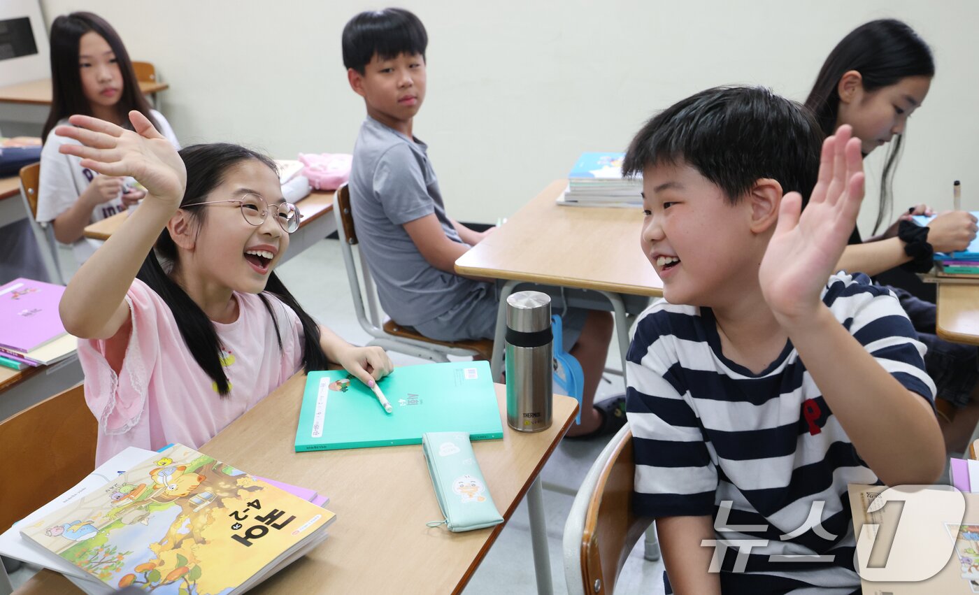 본문 이미지 - 5일 오전 여름방학을 마치고 개학한 경기 수원시 영통구 잠원초등학교에서 학생들이 인사를 나누고 있다. 2025.8.5/뉴스1 ⓒ News1 김영운 기자