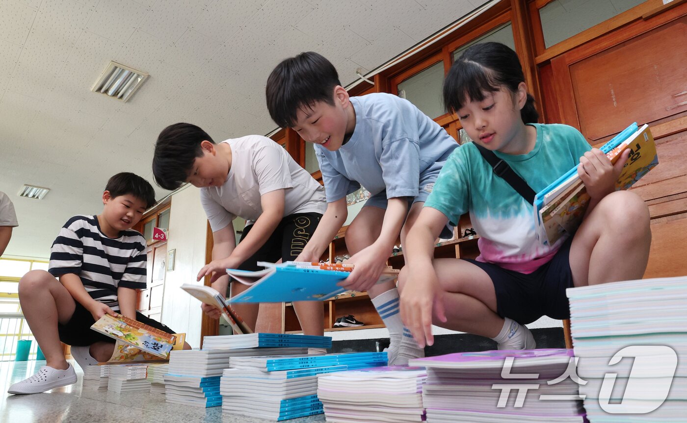 본문 이미지 - 5일 오전 여름방학을 마치고 개학한 경기 수원시 영통구 잠원초등학교에서 학생들이 새학기 교과서를 받고 있다. 2025.8.5/뉴스1 ⓒ News1 김영운 기자