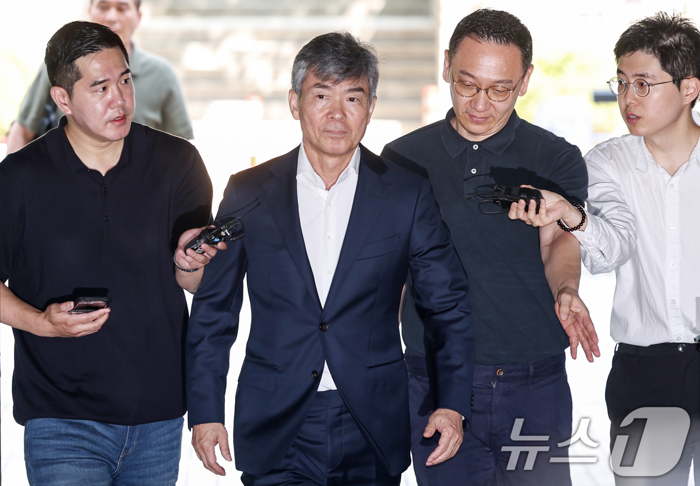 (서울=뉴스1) 민경석 기자 = '도이치모터스 주가조작 사건' 당시 김건희 여사의 계좌를 관리한 것으로 알려진 이종호 전 블랙펄인베스트 대표가 5일 오전 서울 서초구 서울중앙지방법 …