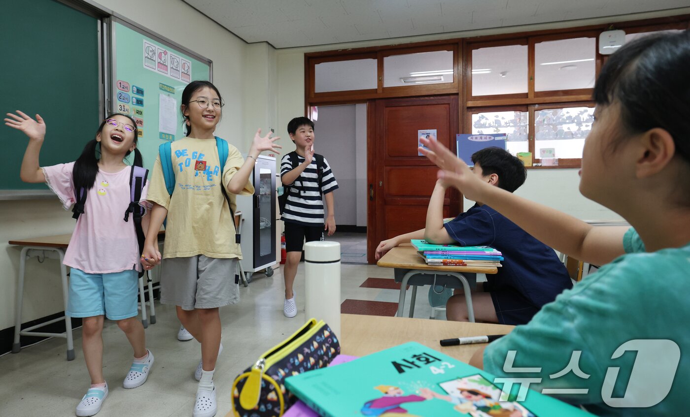 본문 이미지 - 5일 오전 여름방학을 마치고 개학한 경기 수원시 영통구 잠원초등학교에서 학생들이 등교하고 있다. 2025.8.5/뉴스1 ⓒ News1 김영운 기자