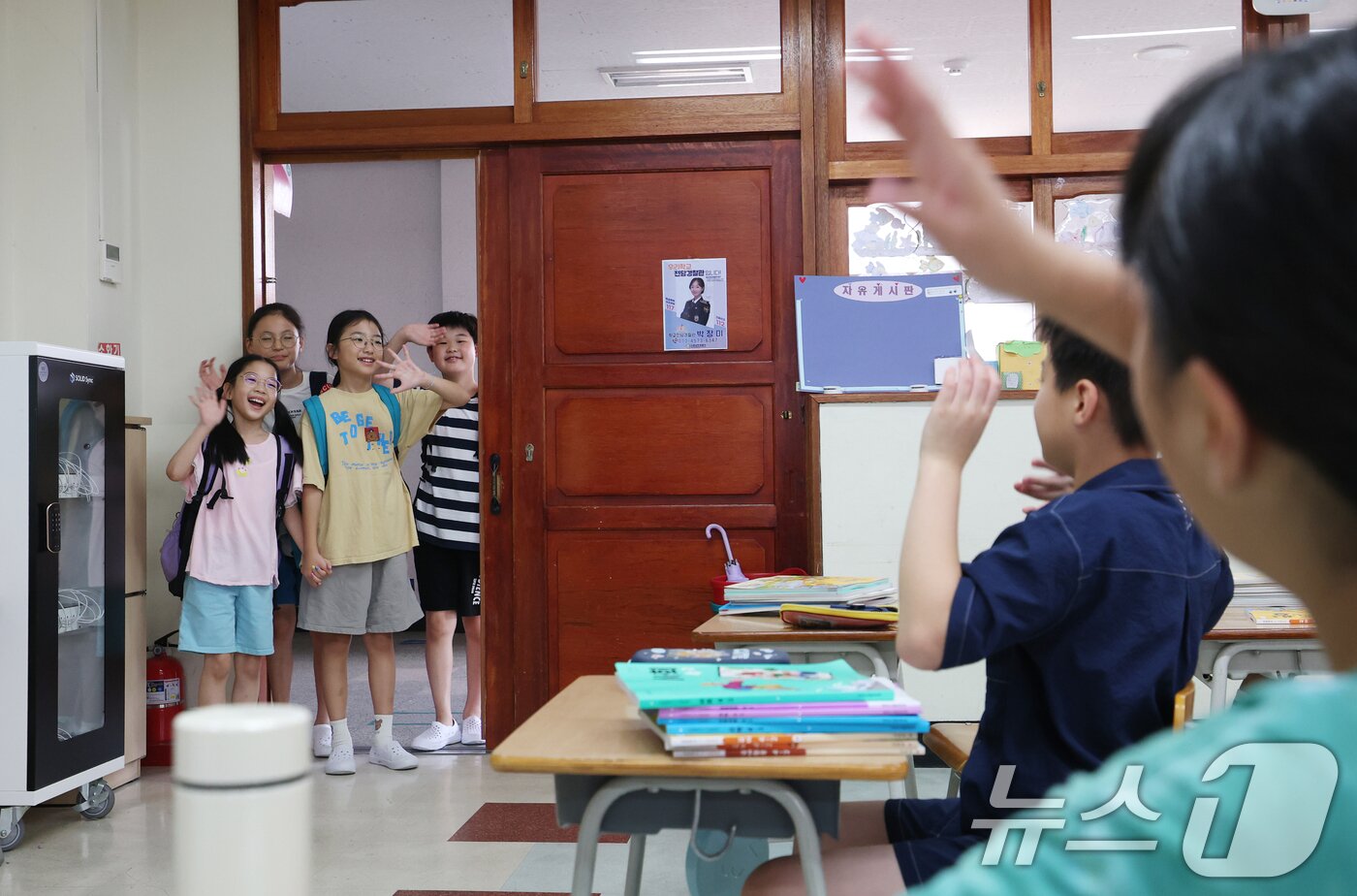 본문 이미지 - 5일 오전 여름방학을 마치고 개학한 경기 수원시 영통구 잠원초등학교에서 학생들이 등교하고 있다. 2025.8.5/뉴스1 ⓒ News1 김영운 기자