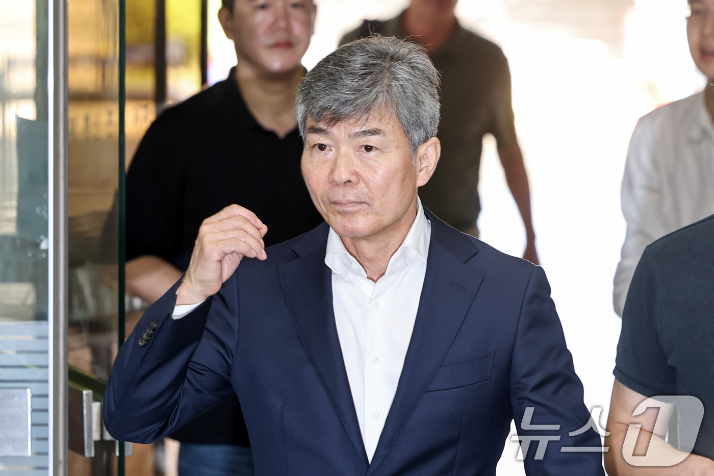 (서울=뉴스1) 민경석 기자 = '도이치모터스 주가조작 사건' 당시 김건희 여사의 계좌를 관리한 것으로 알려진 이종호 전 블랙펄인베스트 대표가 5일 오전 서울 서초구 서울중앙지방법 …