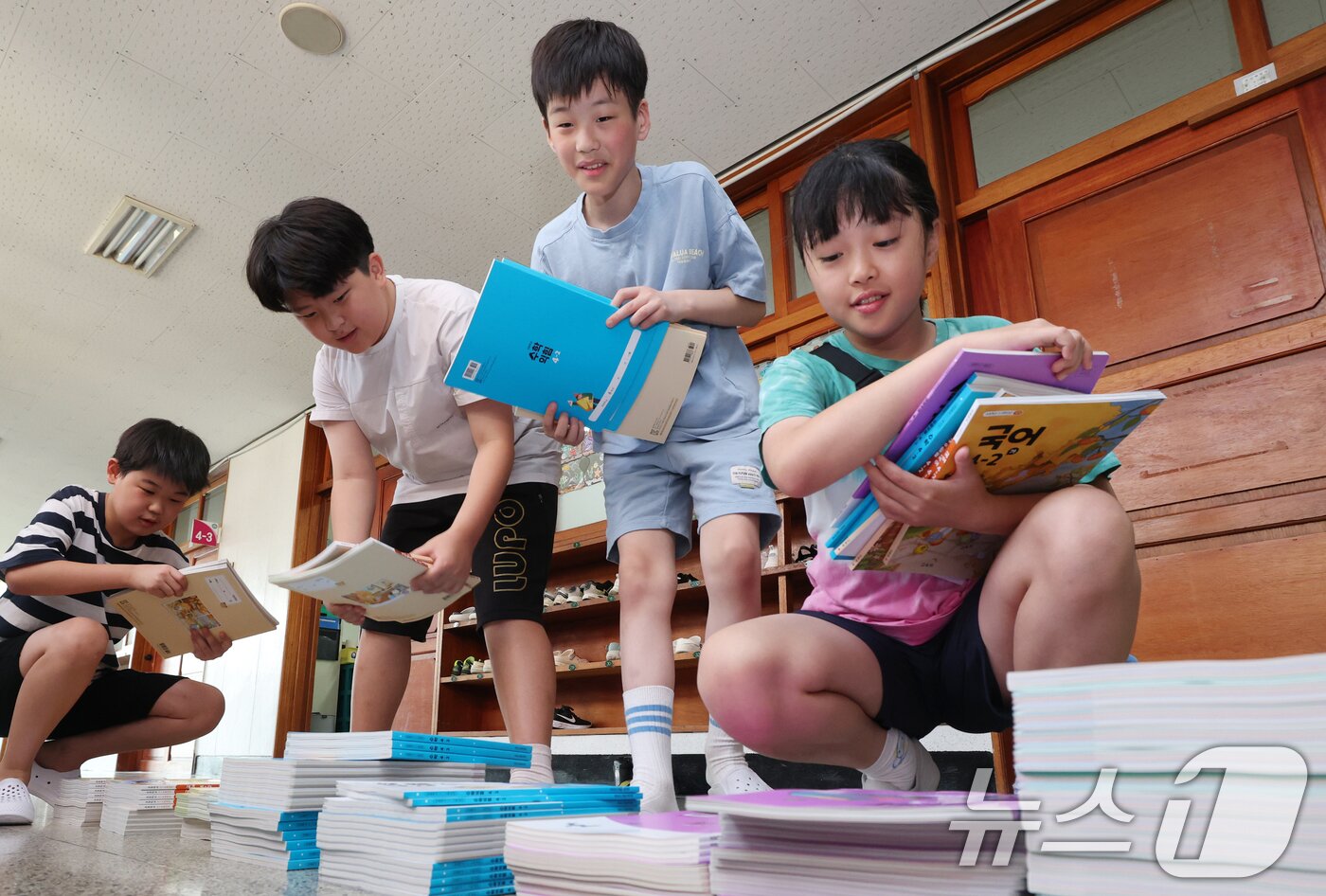 본문 이미지 - 5일 오전 여름방학을 마치고 개학한 경기 수원시 영통구 잠원초등학교에서 학생들이 새학기 교과서를 받고 있다. 2025.8.5/뉴스1 ⓒ News1 김영운 기자