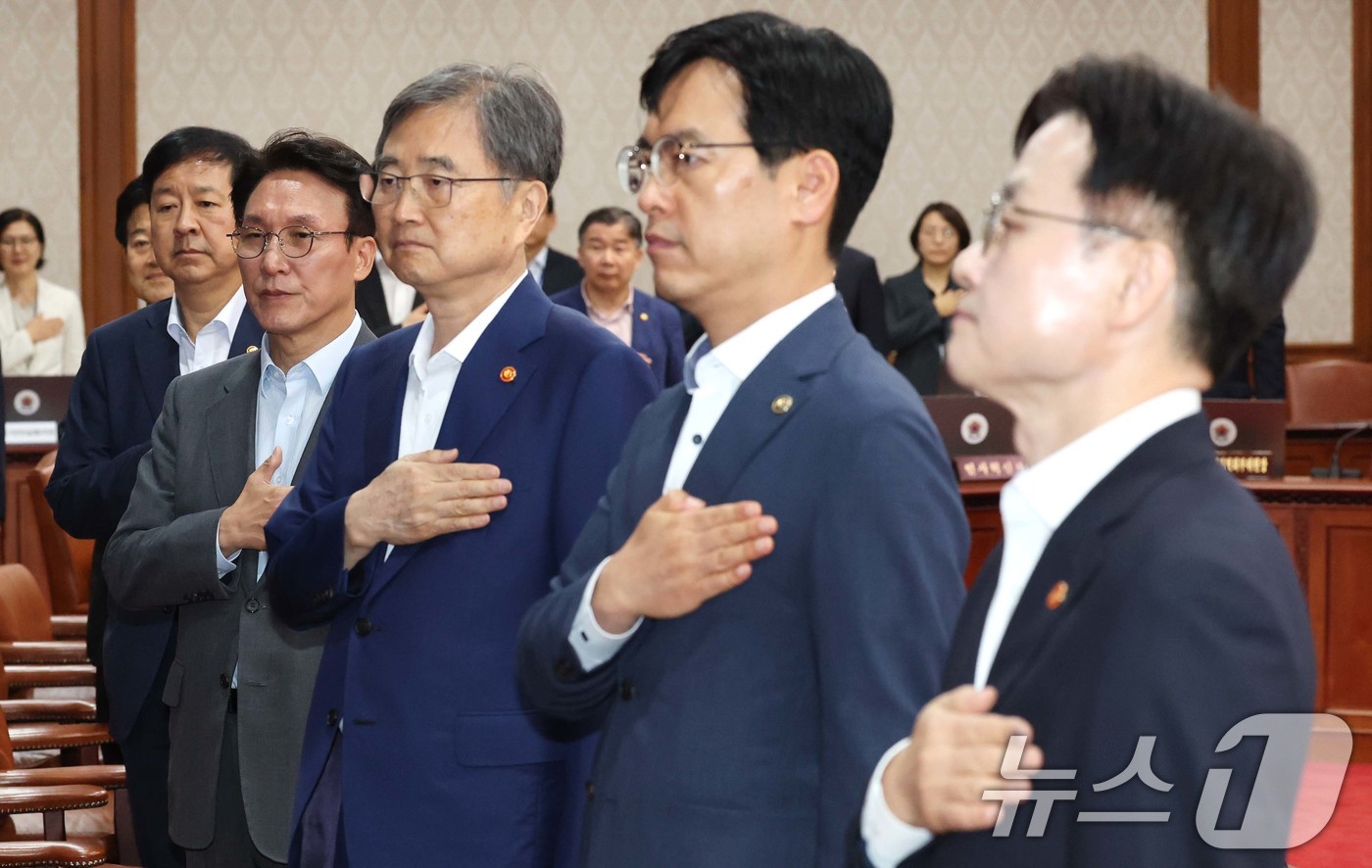 (서울=뉴스1) 임세영 기자 = 김민석 국무총리 및 국무위원들이 5일 오전 서울 종로구 정부서울청사에서 열린 국무회의에서 국민의례를 하고 있다. 2025.8.5/뉴스1
