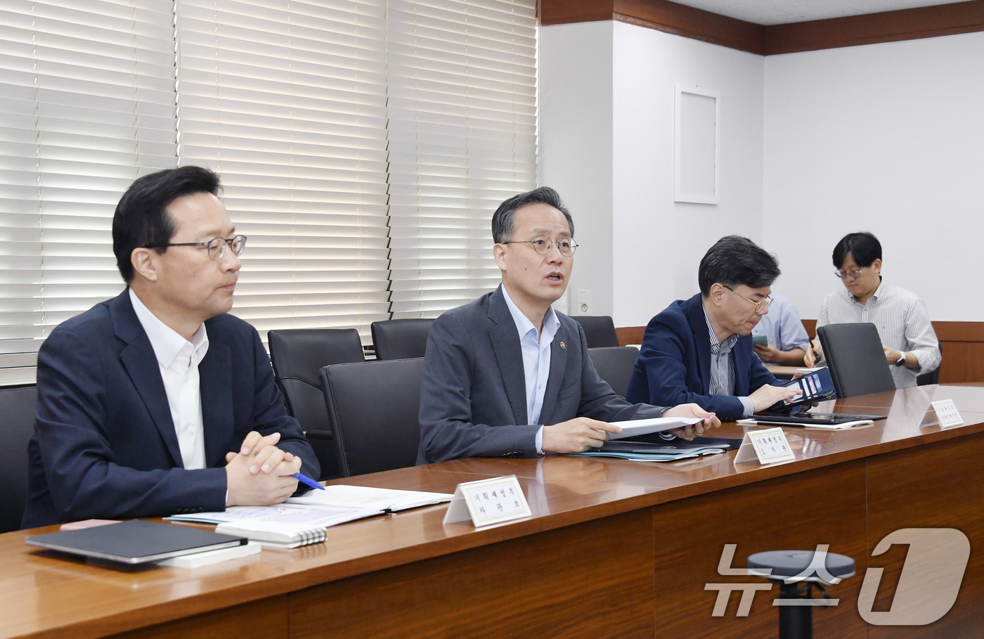 (서울=뉴스1) = 이형일 기획재정부 차관이 5일 서울 종로구 정부서울청사에서 열린 '제52차 물가관계차관회의'를 주재하고 있다. (기획재정부 제공. 재판매 및 DB 금지) 202 …