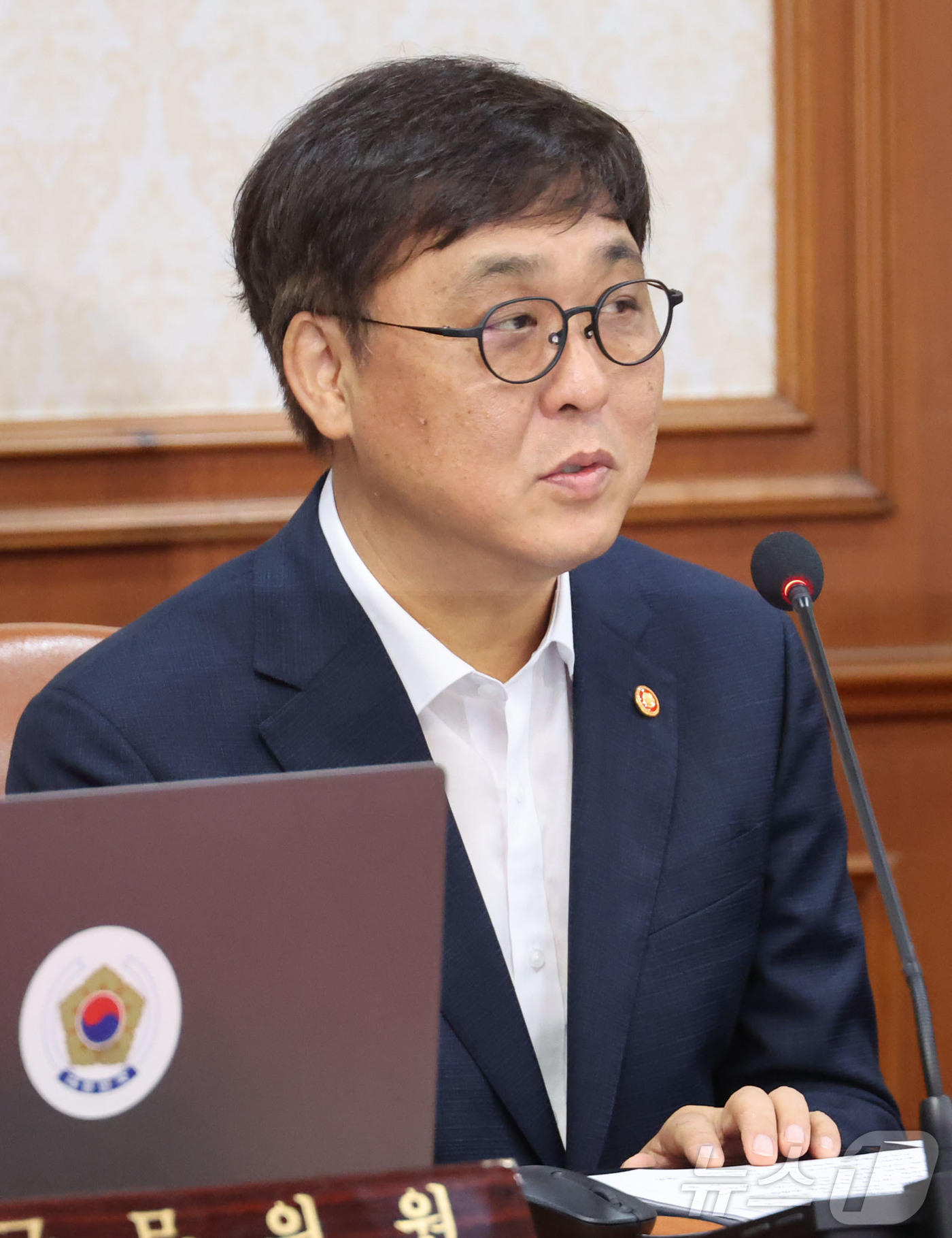 (서울=뉴스1) 임세영 기자 = 최휘영 문화체육관광부 장관이  5일 서울 종로구 정부서울청사에서 열린 국무회의에 앞서 인사하고 있다. (공동취재) 2025.8.5/뉴스1