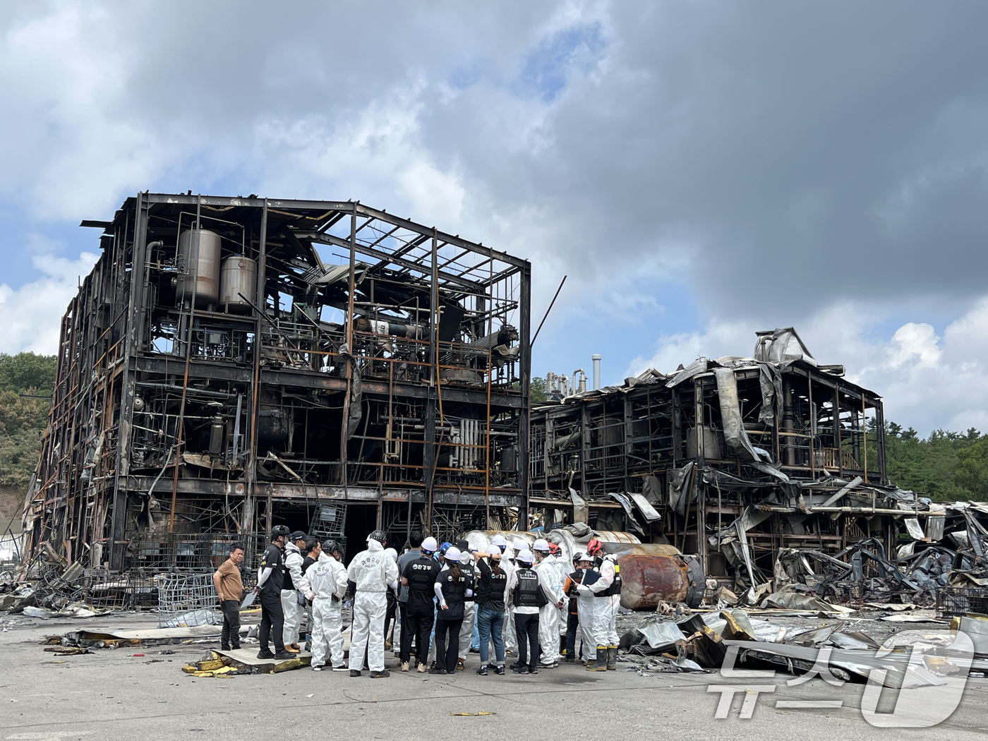 (영천=뉴스1) 공정식 기자 = 5일 오전 경북 영천시 금호읍 채신공단에서 발생한 공장 폭발 화재 사고와 관련 행안부 국립재난안전연구원, 대구지방환경청, 대구고용노동청, 국과수, …