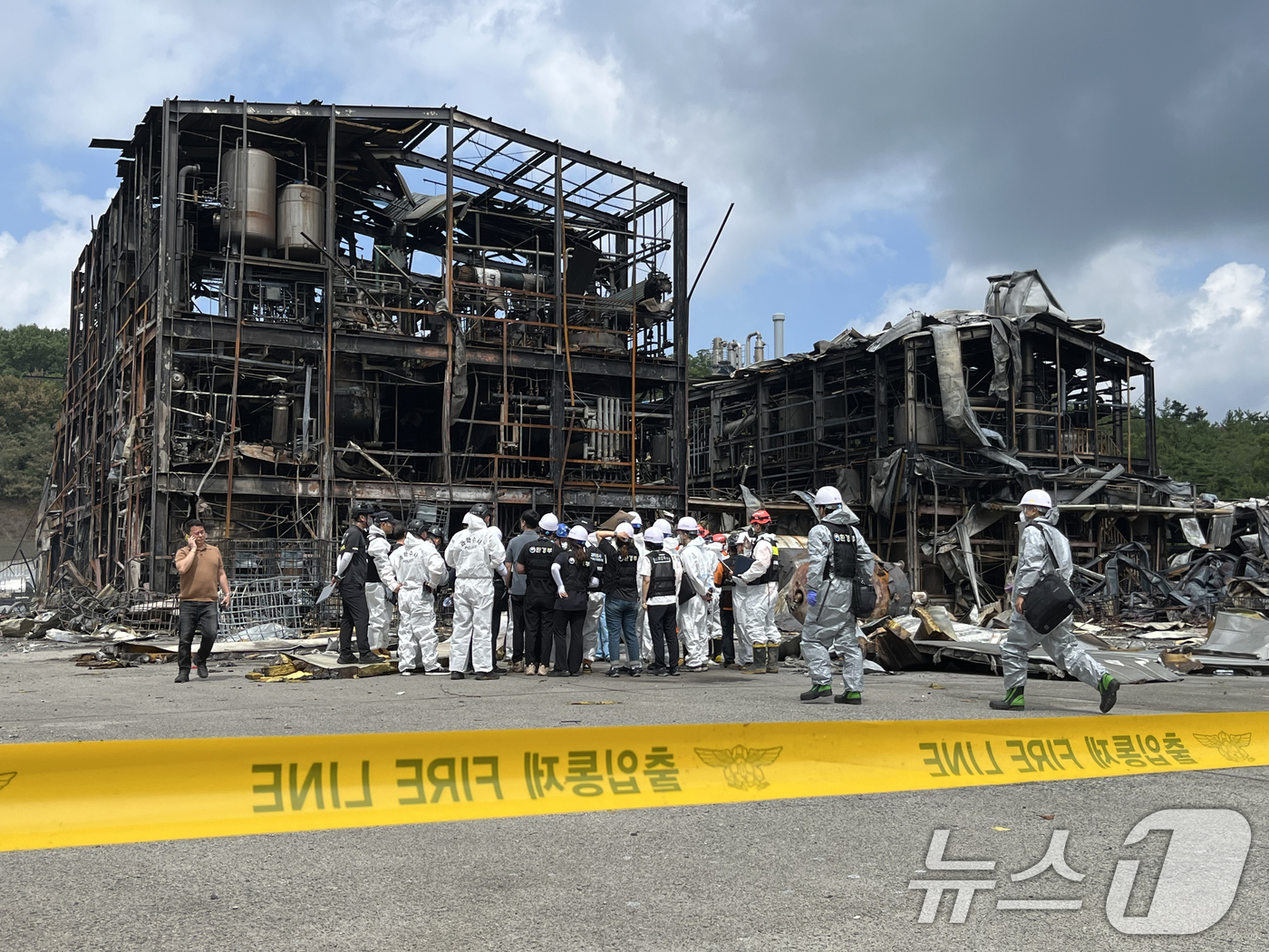 (영천=뉴스1) 공정식 기자 = 5일 오전 경북 영천시 금호읍 채신공단에서 발생한 공장 폭발 화재 사고와 관련 행안부 국립재난안전연구원, 대구지방환경청, 대구고용노동청, 국과수, …