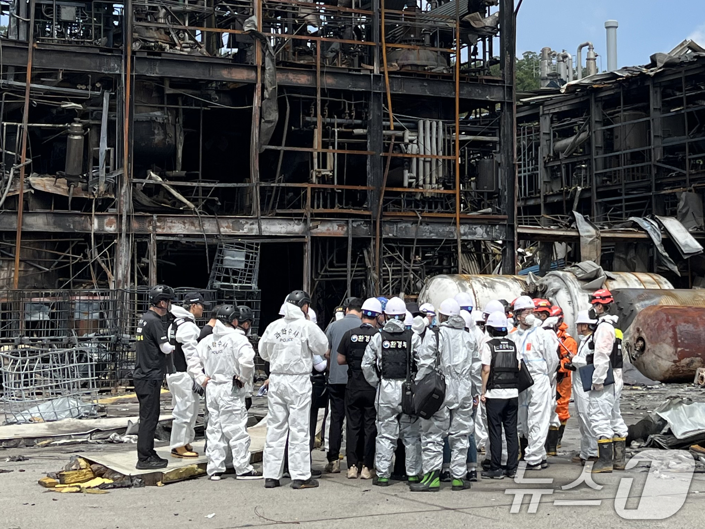 (영천=뉴스1) 공정식 기자 = 5일 오전 경북 영천시 금호읍 채신공단에서 발생한 공장 폭발 화재 사고와 관련 행안부 국립재난안전연구원, 대구지방환경청, 대구고용노동청, 국과수, …