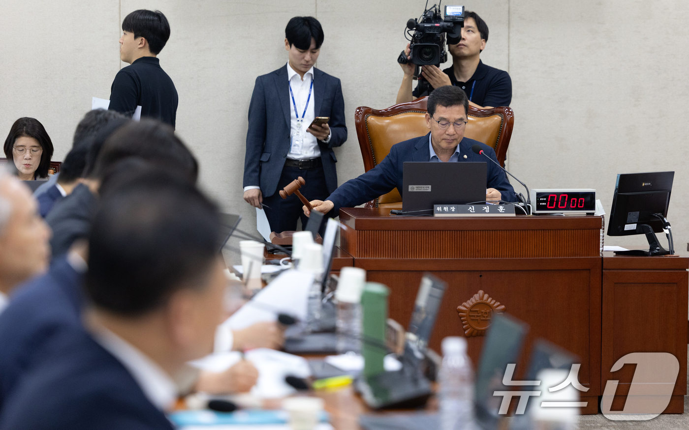 (서울=뉴스1) 이승배 기자 = 신정훈 국회 행정안전위원회 위원장이 5일 서울 여의도 국회에서 행정안전위원회 전체회의를 주재하고 있다. 2025.8.5/뉴스1