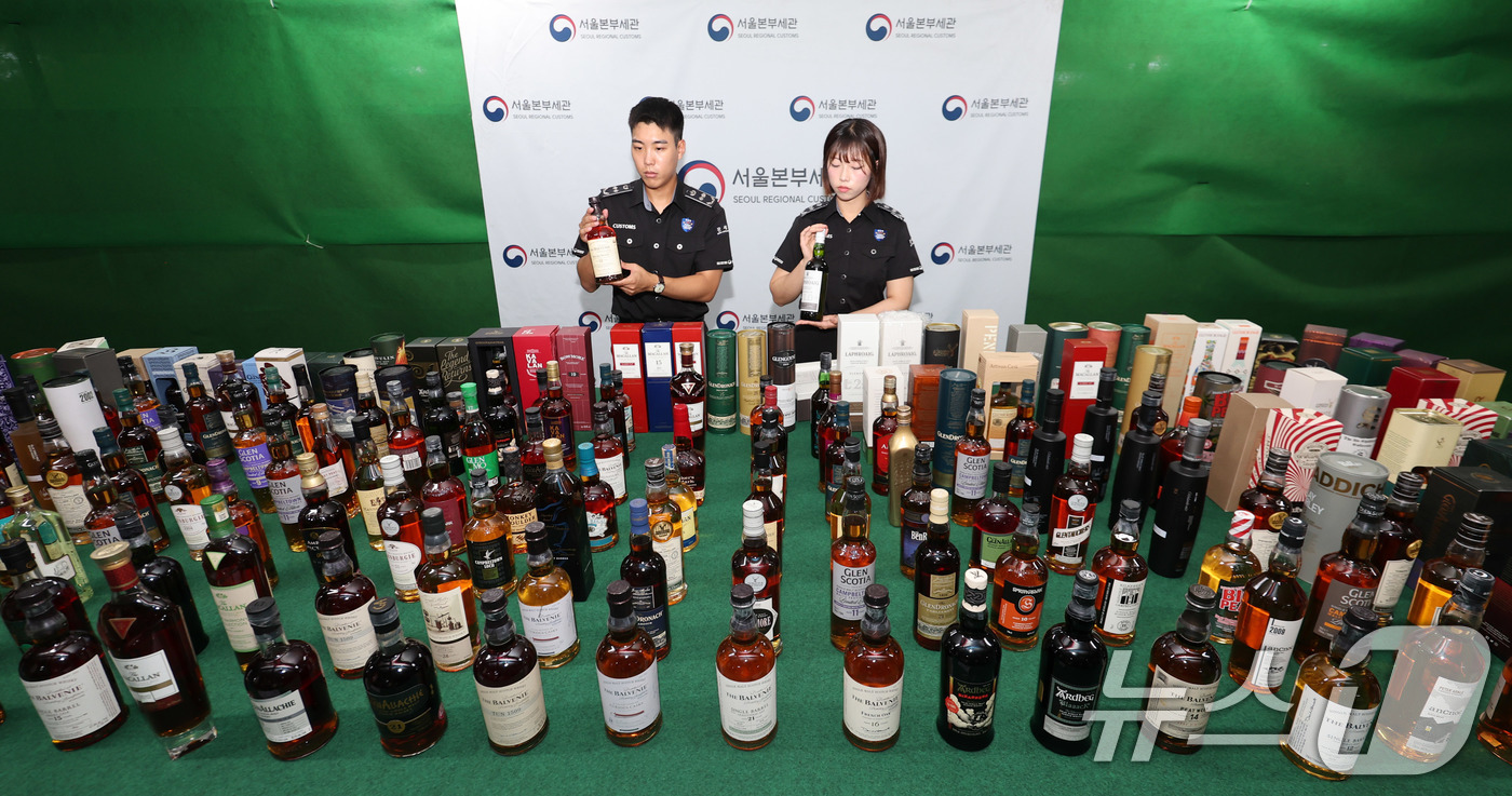 (서울=뉴스1) 박지혜 기자 = 5일 서울 강남구 서울본부세관에서 관계자들이 압수된 밀수입 고가 위스키를 공개하고 있다.관세청 서울본부세관은 고가 위스키 5435병(시가 52억원 …