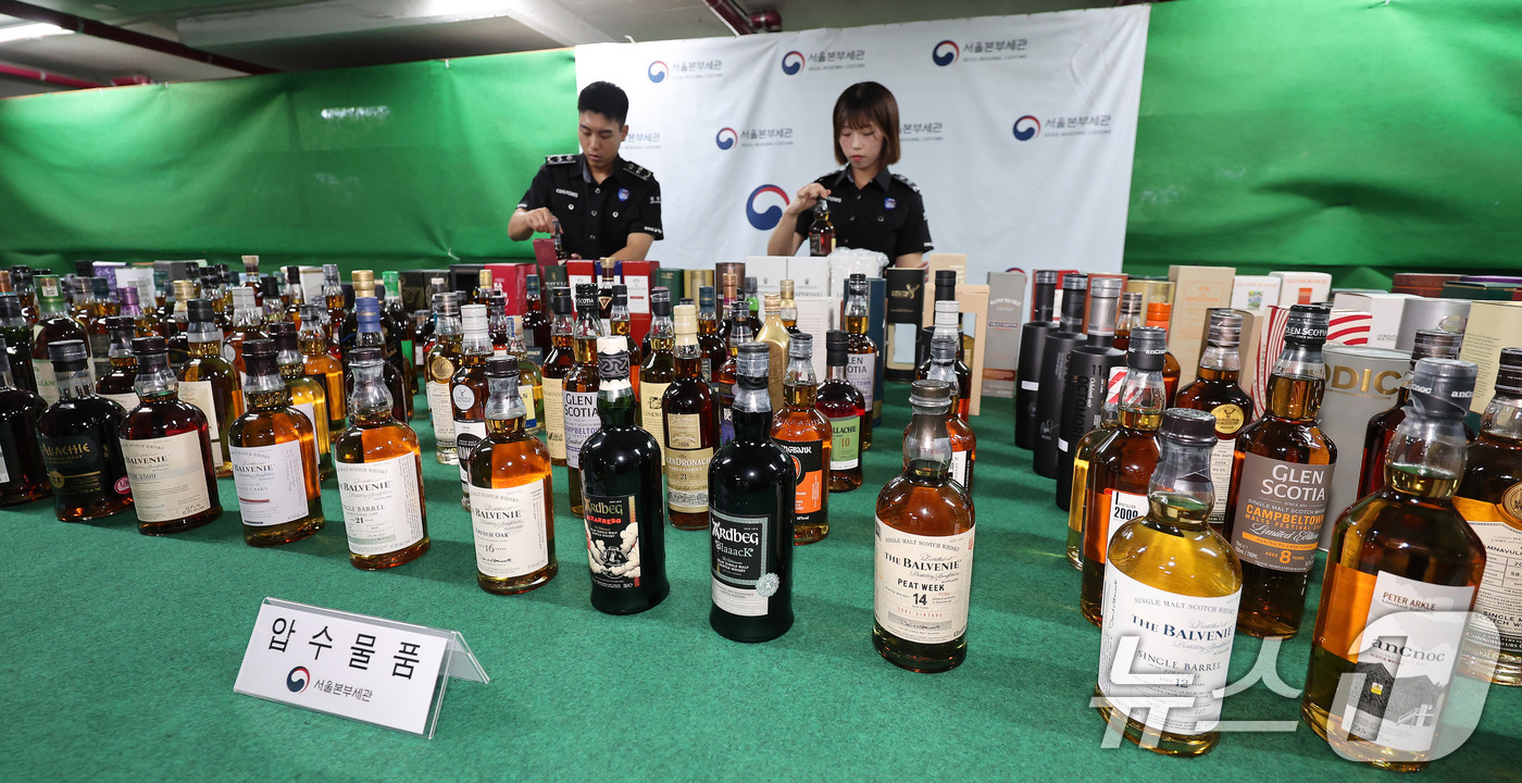 (서울=뉴스1) 박지혜 기자 = 5일 서울 강남구 서울본부세관에서 관계자들이 압수된 밀수입 고가 위스키를 공개하고 있다.관세청 서울본부세관은 고가 위스키 5435병(시가 52억원 …