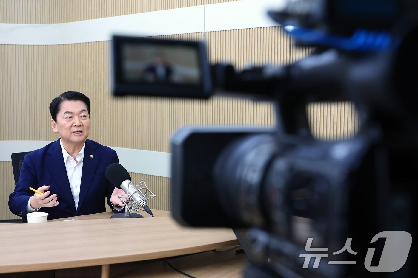 본문 이미지 - 안철수 국민의힘 당 대표 후보가 5일 오전 서울 종로구 공평동 뉴스1 본사에서 뉴스1TV 팩트앤뷰 라이브에 출연해 다양한 정치 현안 등에 대한 입장을 밝히고 있다. 2025.8.5/뉴스1 ⓒ News1 박정호 기자