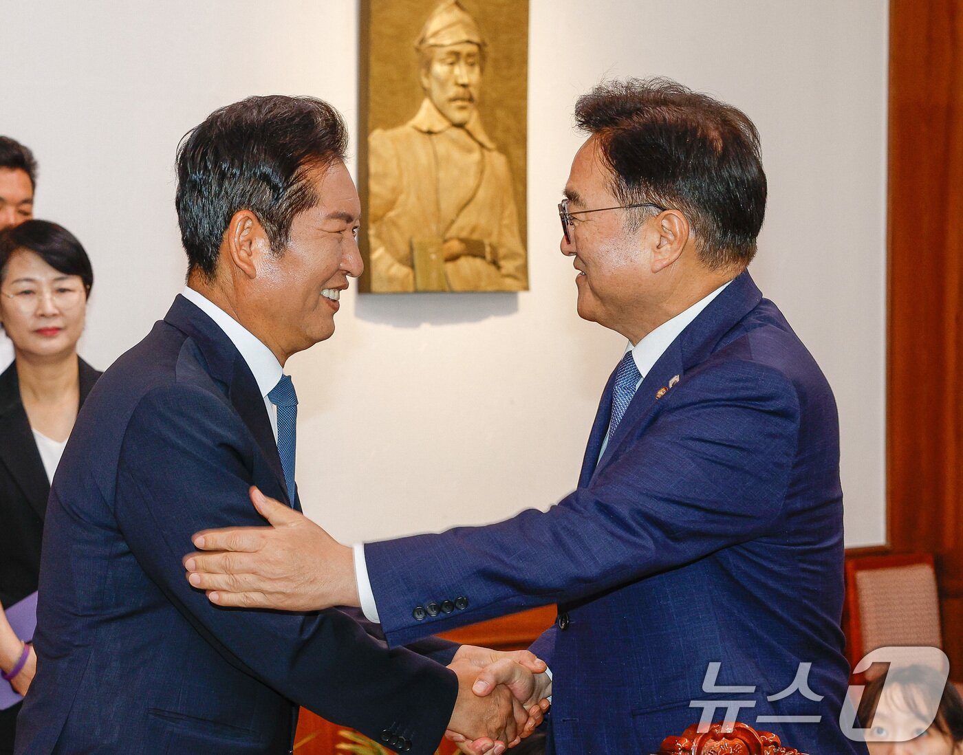 본문 이미지 - 정청래 더불어민주당 대표가 5일 서울 여의도 국회에서 우원식 국회의장을 예방하고 있다. (공동취재) 2025.8.5/뉴스1 ⓒ News1 유승관 기자