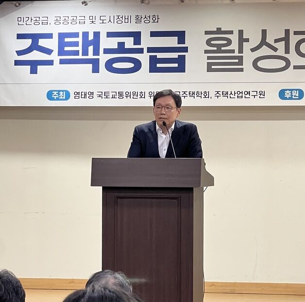 "대출 규제후 서울 집값 상승 둔화…안정세 유지 위해 공급책 필요"