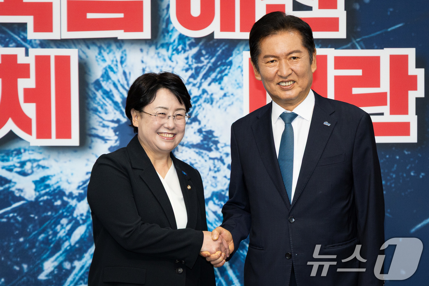 (서울=뉴스1) 유승관 기자 = 정청래 더불어민주당 대표가 5일 서울 여의도 국회에서 김선민 조국혁신당 당대표 권한대행을 예방, 기념 촬영을 하고 있다. 2025.8.5/뉴스1