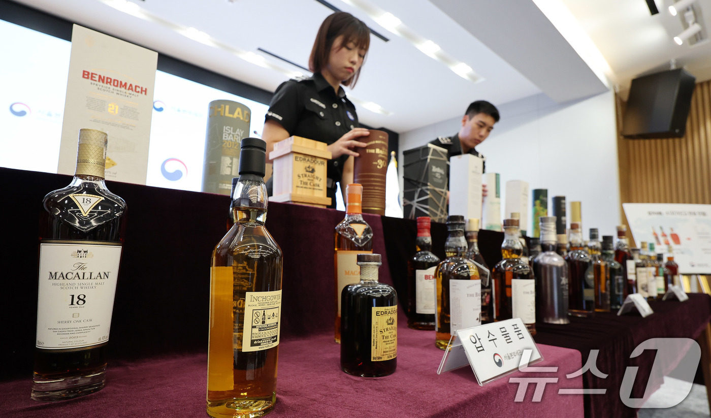 (서울=뉴스1) 박지혜 기자 = 5일 서울 강남구 서울본부세관에서 관계자들이 압수된 밀수입 고가 위스키를 공개하고 있다.관세청 서울본부세관은 고가 위스키 5435병(시가 52억원 …