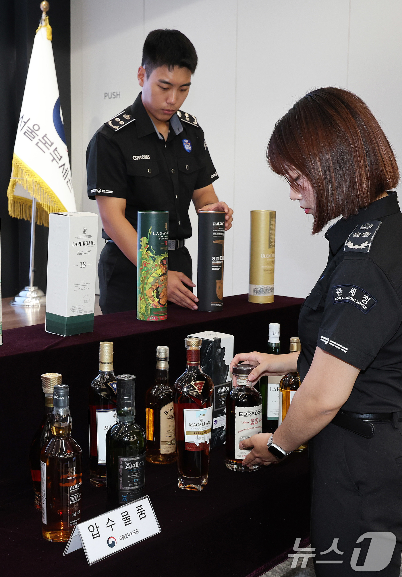 (서울=뉴스1) 박지혜 기자 = 5일 서울 강남구 서울본부세관에서 관계자들이 압수된 밀수입 고가 위스키를 공개하고 있다.관세청 서울본부세관은 고가 위스키 5435병(시가 52억원 …