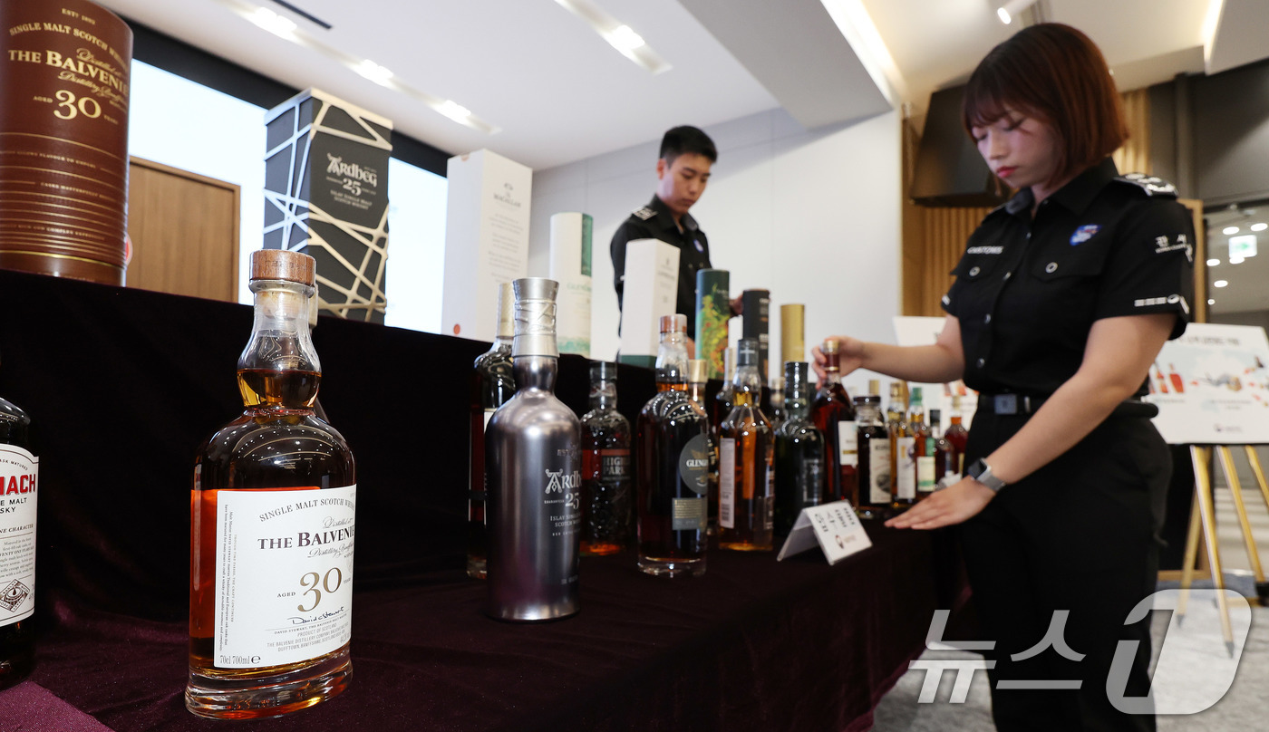 (서울=뉴스1) 박지혜 기자 = 5일 서울 강남구 서울본부세관에서 관계자들이 압수된 밀수입 고가 위스키를 공개하고 있다.관세청 서울본부세관은 고가 위스키 5435병(시가 52억원 …