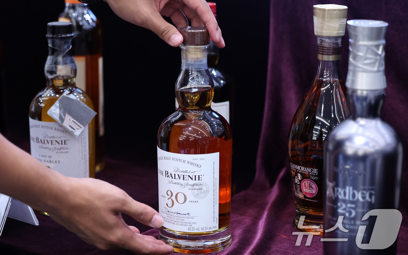 (서울=뉴스1) 박지혜 기자 = 5일 서울 강남구 서울본부세관에서 관계자들이 압수된 밀수입 고가 위스키를 공개하고 있다.관세청 서울본부세관은 고가 위스키 5435병(시가 52억원 …