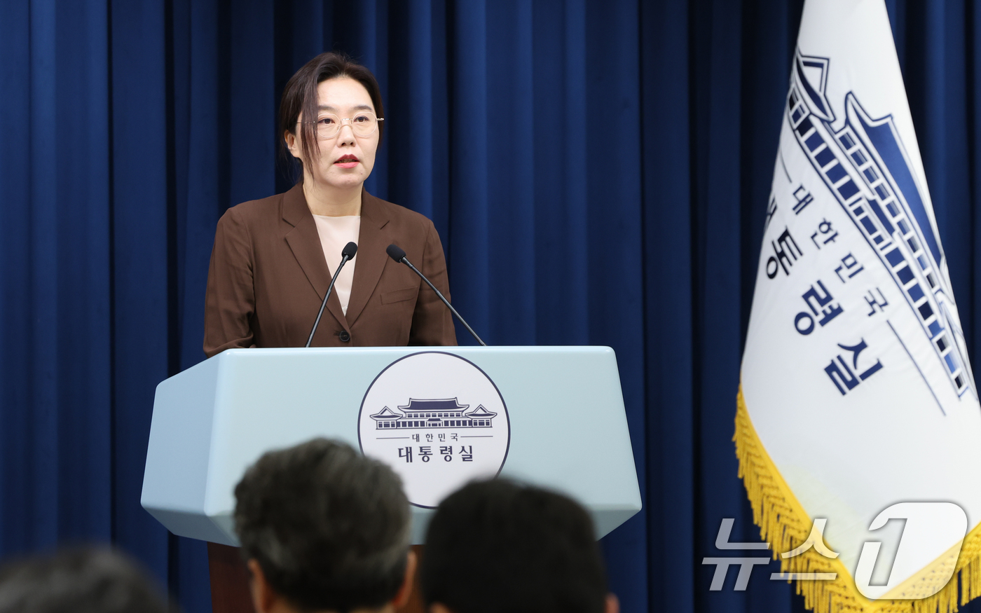(서울=뉴스1) 허경 기자 = 강유정 대통령실 대변인이 5일 서울 용산 대통령실 청사에서 국민임명식 초청장 전달 관련 브리핑을 하고 있다. 2025.8.5/뉴스1