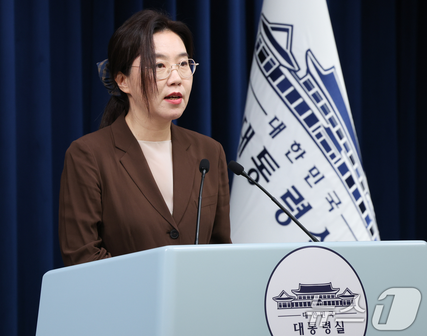 (서울=뉴스1) 허경 기자 = 강유정 대통령실 대변인이 5일 서울 용산 대통령실 청사에서 국민임명식 초청장 전달 관련 브리핑을 하고 있다. 2025.8.5/뉴스1