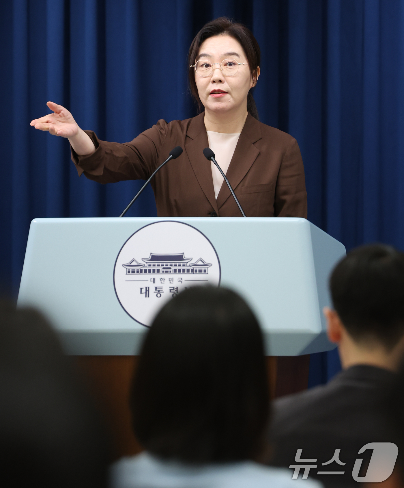 (서울=뉴스1) 허경 기자 = 강유정 대통령실 대변인이 5일 서울 용산 대통령실 청사에서 국민임명식 초청장 전달 관련 브리핑을 하고 있다. 2025.8.5/뉴스1