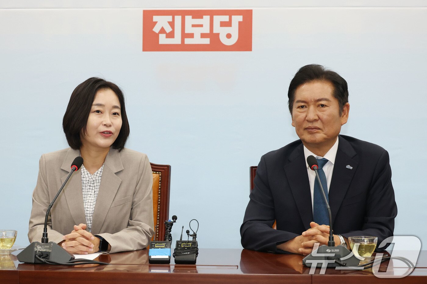 본문 이미지 - 김재연 진보당 상임대표가 5일 오전 서울 여의도 국회에서 정청래 더불어민주당 신임 대표를 만나 인사말을 하고 있다. 2025.8.5/뉴스1 ⓒ News1 이광호 기자