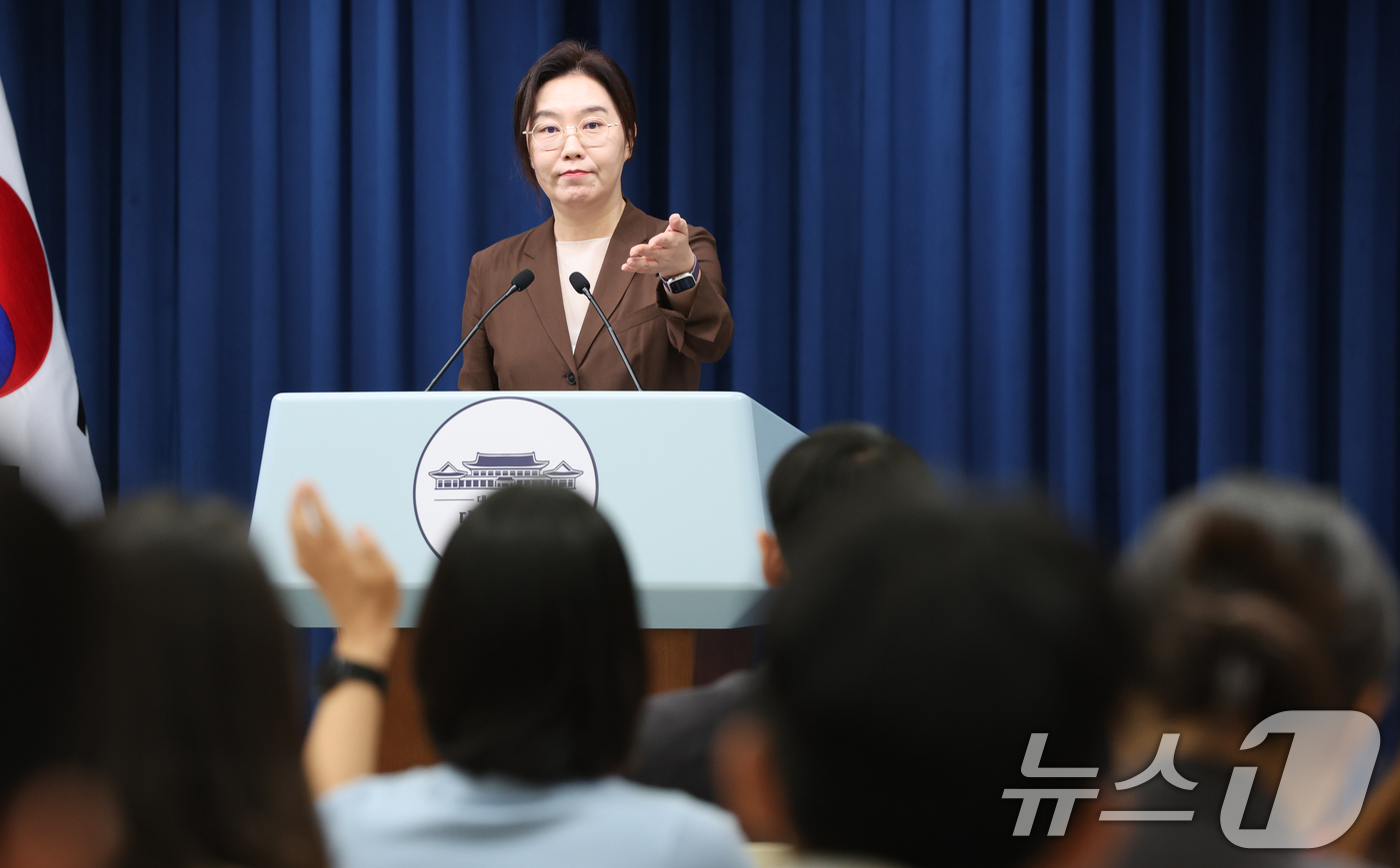 (서울=뉴스1) 허경 기자 = 강유정 대통령실 대변인이 5일 서울 용산 대통령실 청사에서 국민임명식 초청장 전달 관련 브리핑을 하고 있다. 2025.8.5/뉴스1