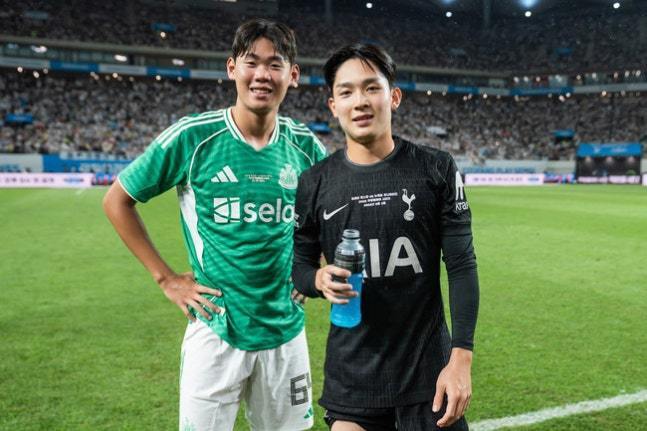본문 이미지 - 토트넘 양민혁&#40;오른쪽&#41;과 뉴캐슬 박승수&#40;쿠팡플레이 제공&#41;