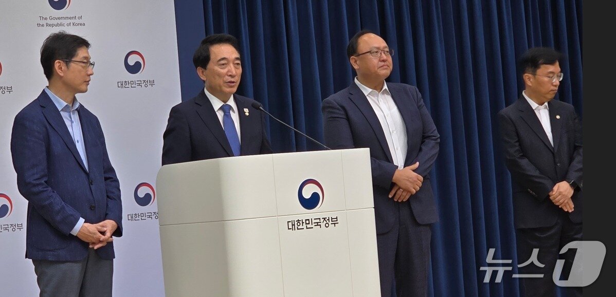 본문 이미지 -  대통령 세종집무실 브리핑.  왼쪽부터 김경수 지방시대위원장, 박수현 균형발전특위 위원장, 조상호 균형발전특위 위원, 강주엽 행복청장. / 뉴스1