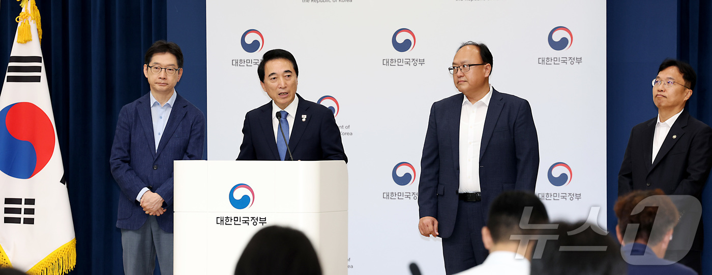 (세종=뉴스1) 김기남 기자 = 박수현 국정기획위원회 국가균형성장특별위원회 위원장이 5일 세종시 정부세종청사 중앙동 브리핑실에서 김경수 지방시대위원장, 강주엽 행복청장 등과 대통령 …