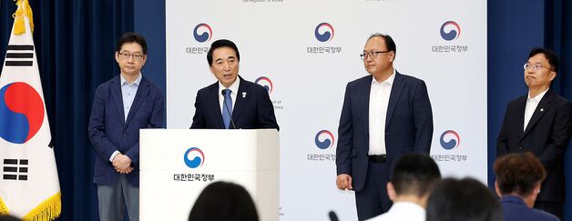 '대통령 세종 집무실 건립' 신속추진 과제 선정 발표하는 박수현 국가균형성장특위 위원장