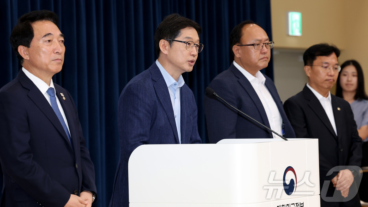 (세종=뉴스1) 김기남 기자 = 김경수 지방시대위원장(왼쪽 두번째)이 5일 세종시 정부세종청사 중앙동 브리핑실에서 대통령 세종 집무실 건립 신속 추진 과제 선정 내용에 대한 세부 …