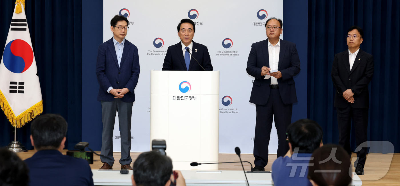 (세종=뉴스1) 김기남 기자 = 박수현 국정기획위원회 국가균형성장특별위원회 위원장이 5일 세종시 정부세종청사 중앙동 브리핑실에서 김경수 지방시대위원장, 강주엽 행복청장 등과 대통령 …